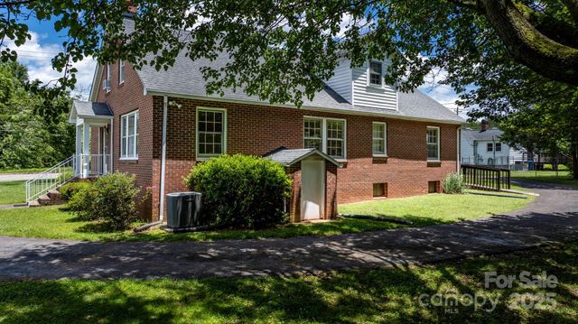 1520 21st Avenue NE, Hickory, NC 28601