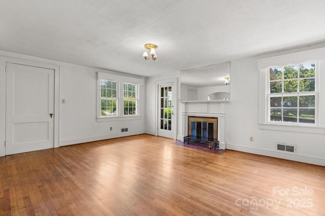 1520 21st Avenue NE, Hickory, NC 28601