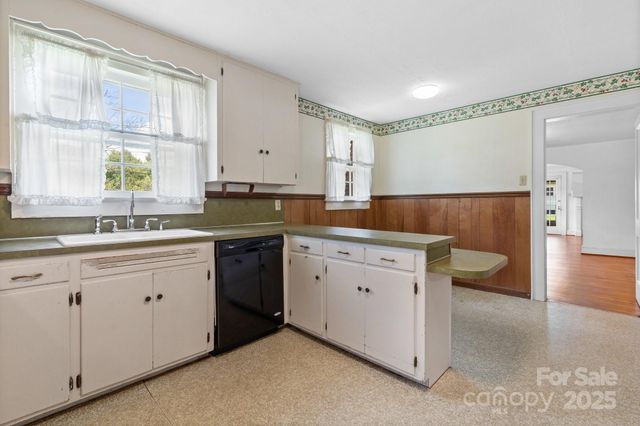 1520 21st Avenue NE, Hickory, NC 28601