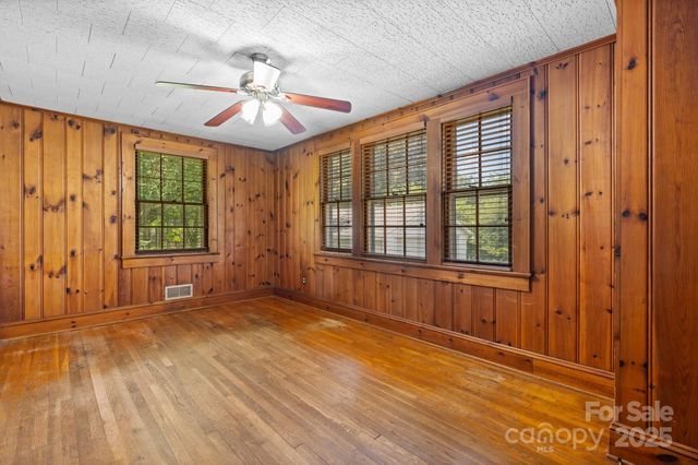 1520 21st Avenue NE, Hickory, NC 28601