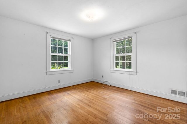 1520 21st Avenue NE, Hickory, NC 28601
