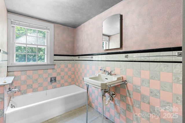 1520 21st Avenue NE, Hickory, NC 28601