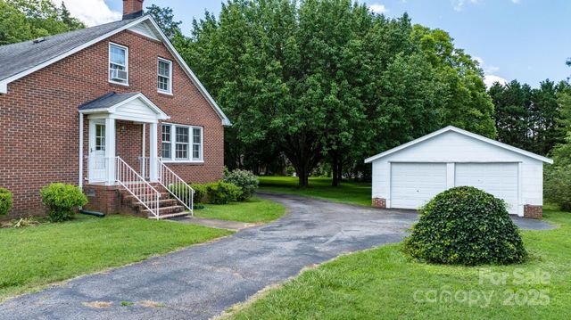 1520 21st Avenue NE, Hickory, NC 28601