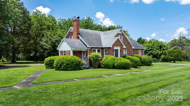 1520 21st Avenue NE, Hickory, NC 28601