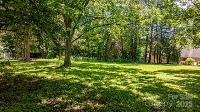 1520 21st Avenue NE, Hickory, NC 28601