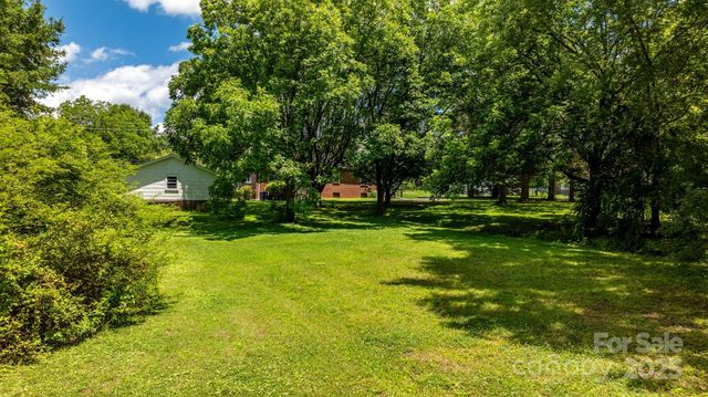 1520 21st Avenue NE, Hickory, NC 28601