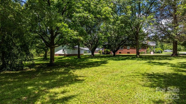 1520 21st Avenue NE, Hickory, NC 28601