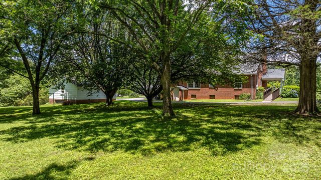 1520 21st Avenue NE, Hickory, NC 28601
