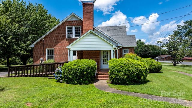 1520 21st Avenue NE, Hickory, NC 28601