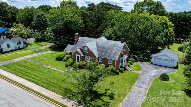 1520 21st Avenue NE, Hickory, NC 28601