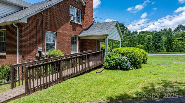 1520 21st Avenue NE, Hickory, NC 28601