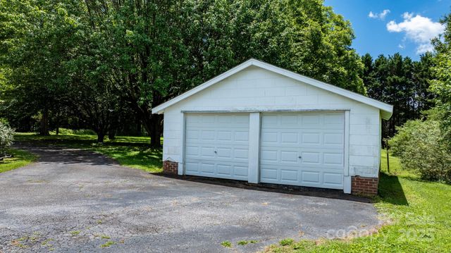 1520 21st Avenue NE, Hickory, NC 28601