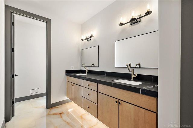 42528 Saddle Lane, Sterling Heights, MI 48314