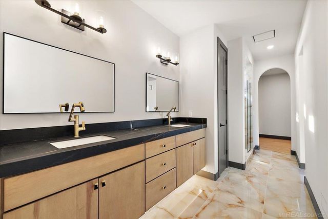 42528 Saddle Lane, Sterling Heights, MI 48314