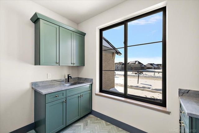 42528 Saddle Lane, Sterling Heights, MI 48314