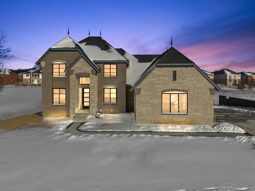 42528 Saddle Lane, Sterling Heights, MI 48314