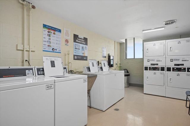 8455 W Leland Avenue 204, Chicago, IL 60656