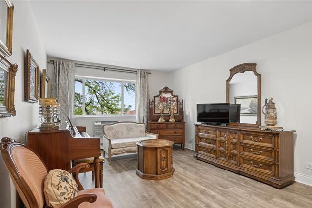 8455 W Leland Avenue 204, Chicago, IL 60656