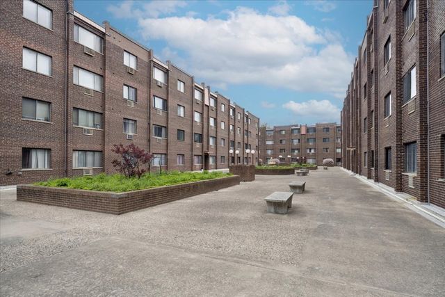 8455 W Leland Avenue 204, Chicago, IL 60656