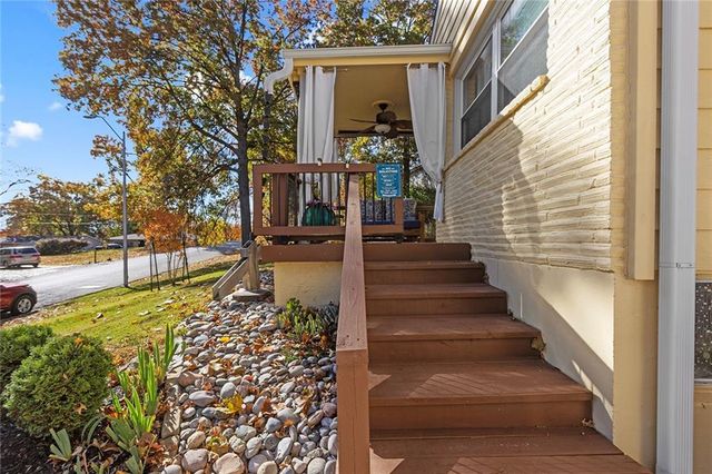 6204 N Robinhood Lane, Kansas City, MO 64151