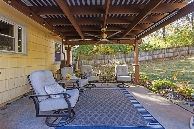 6204 N Robinhood Lane, Kansas City, MO 64151