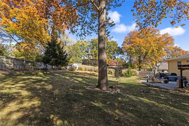 6204 N Robinhood Lane, Kansas City, MO 64151