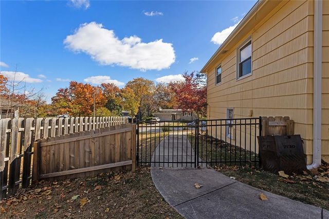 6204 N Robinhood Lane, Kansas City, MO 64151