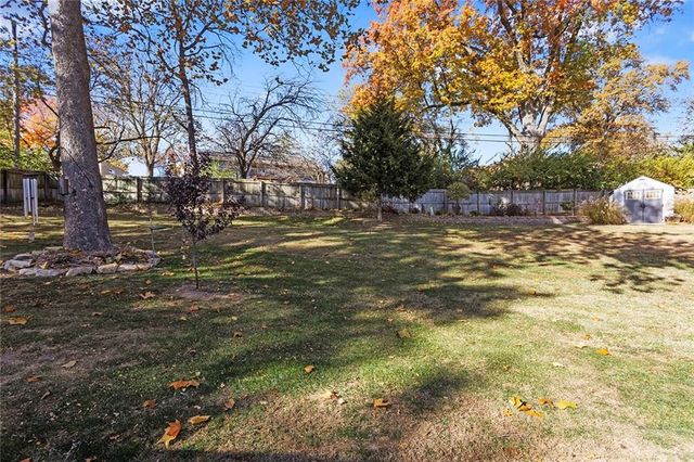 6204 N Robinhood Lane, Kansas City, MO 64151