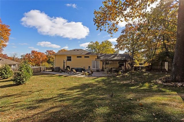 6204 N Robinhood Lane, Kansas City, MO 64151