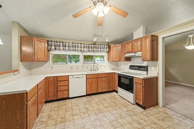 1019 Somerset Dr, Salina, KS 67401
