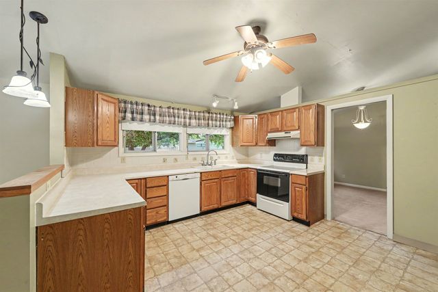 1019 Somerset Dr, Salina, KS 67401