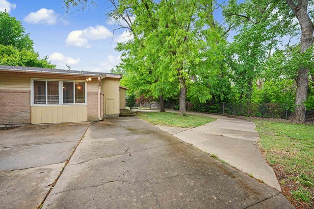 1019 Somerset Dr, Salina, KS 67401