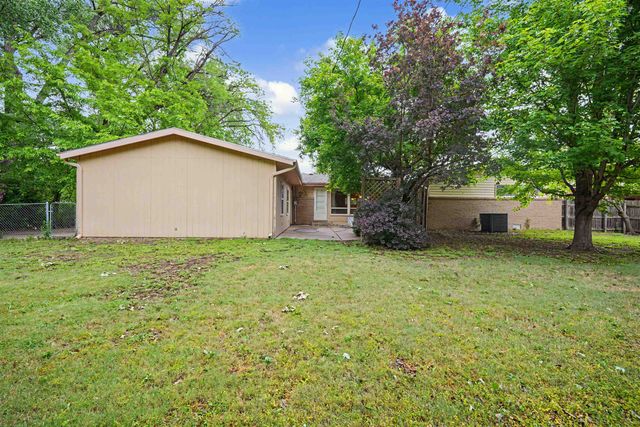1019 Somerset Dr, Salina, KS 67401