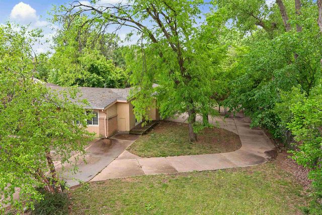 1019 Somerset Dr, Salina, KS 67401