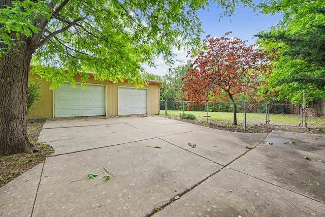 1019 Somerset Dr, Salina, KS 67401