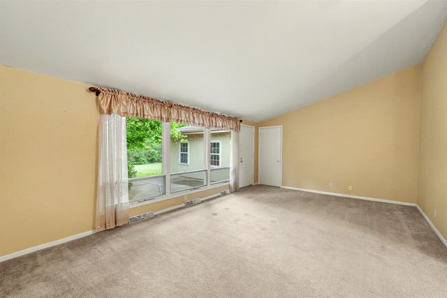 1019 Somerset Dr, Salina, KS 67401