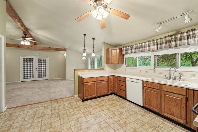1019 Somerset Dr, Salina, KS 67401