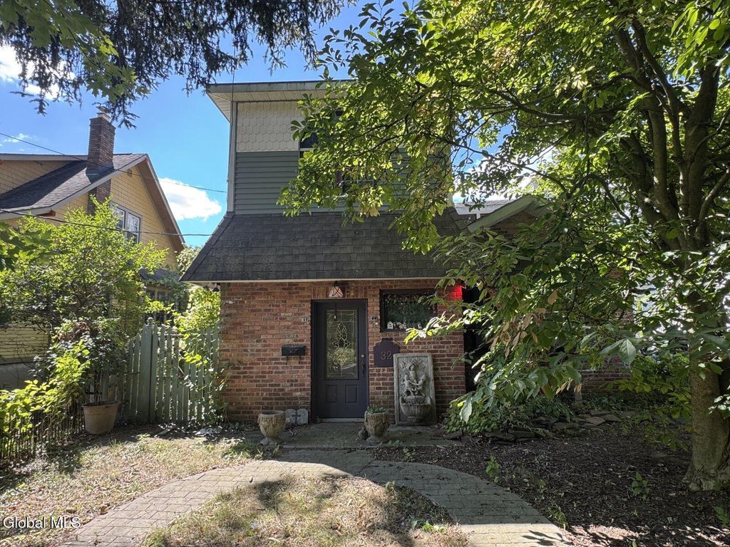 32 Ray Street, Niskayuna, NY 12309