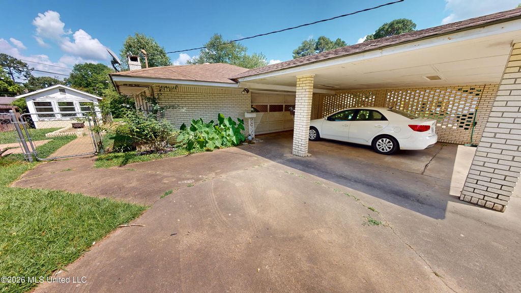210 Porter Street, Senatobia, MS 38668 — photo 2