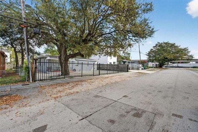 2741 NW 43rd Ter, Miami, FL 33142