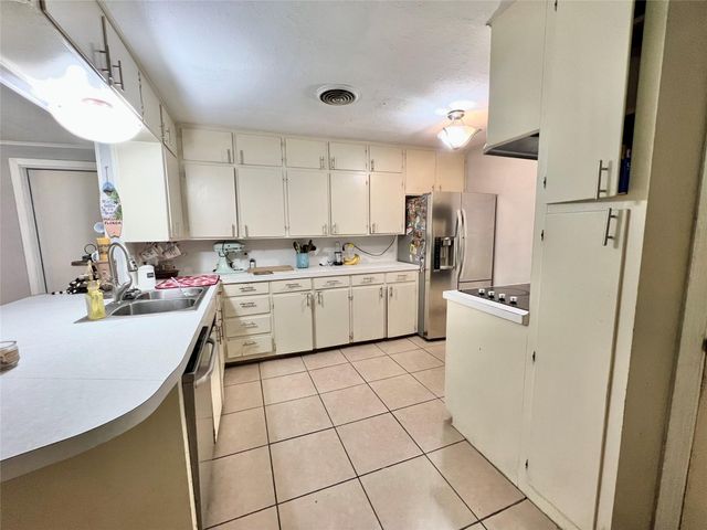 424 Evans Street, Angleton, TX 77515