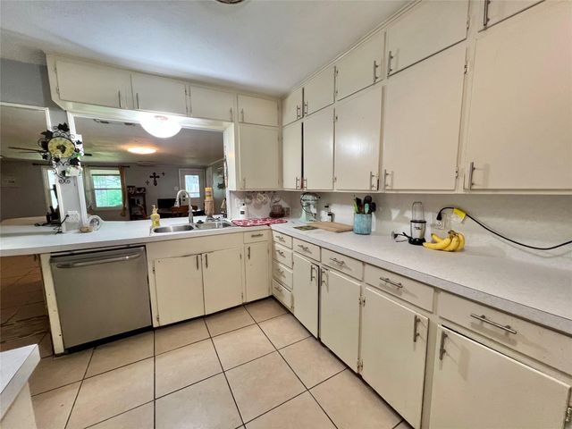 424 Evans Street, Angleton, TX 77515