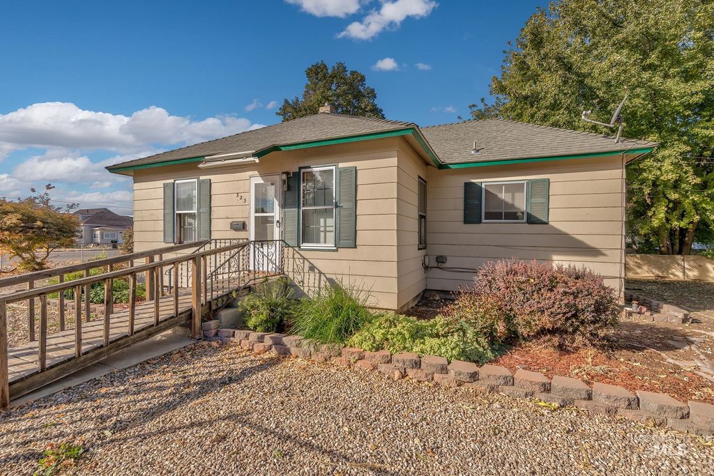323 E 4th St, Weiser, ID 83672 photo 2