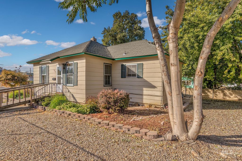 323 E 4th St, Weiser, ID 83672 photo 3