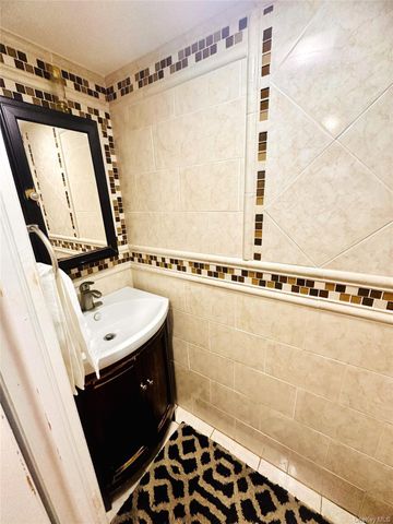 310 Southwood Circle, Syosset, NY 11791