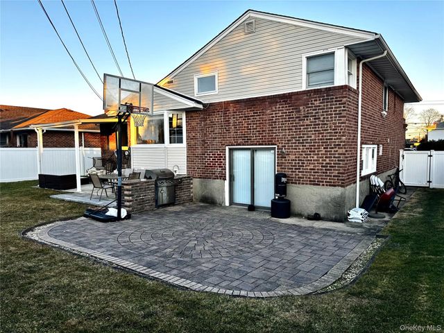 310 Southwood Circle, Syosset, NY 11791