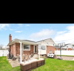 310 Southwood Circle, Syosset, NY 11791
