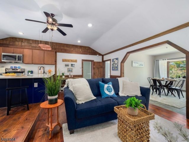 32 Laurel Dr, Jefferson Twp., NJ 07438