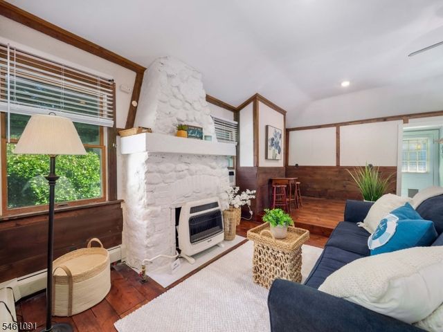 32 Laurel Dr, Jefferson Twp., NJ 07438