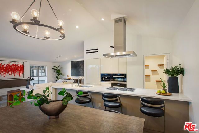 8600 Wilshire Boulevard TH 3, Beverly Hills, CA 90211